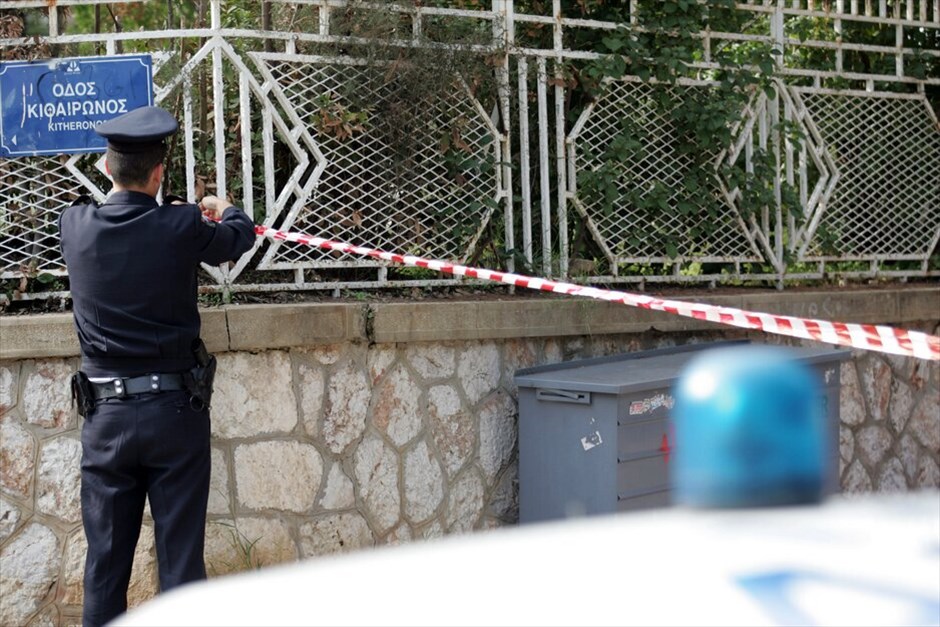 Εκρήξεις παγιδευμένων δεμάτων #20. Υποπτο δέμα εντοπίστηκε στην πρεσβεία της Βουλγαρίας, στην οδό Στρατηγού Καλλάρη 33 στο Ψυχικό. Στο σημείο έφθασαν άνδρες του τμήματος εξουδετέρωσης εκρηκτικών μηχανισμών και πραγματοποίησαν επίσης ελεγχόμενη έκρηξη.