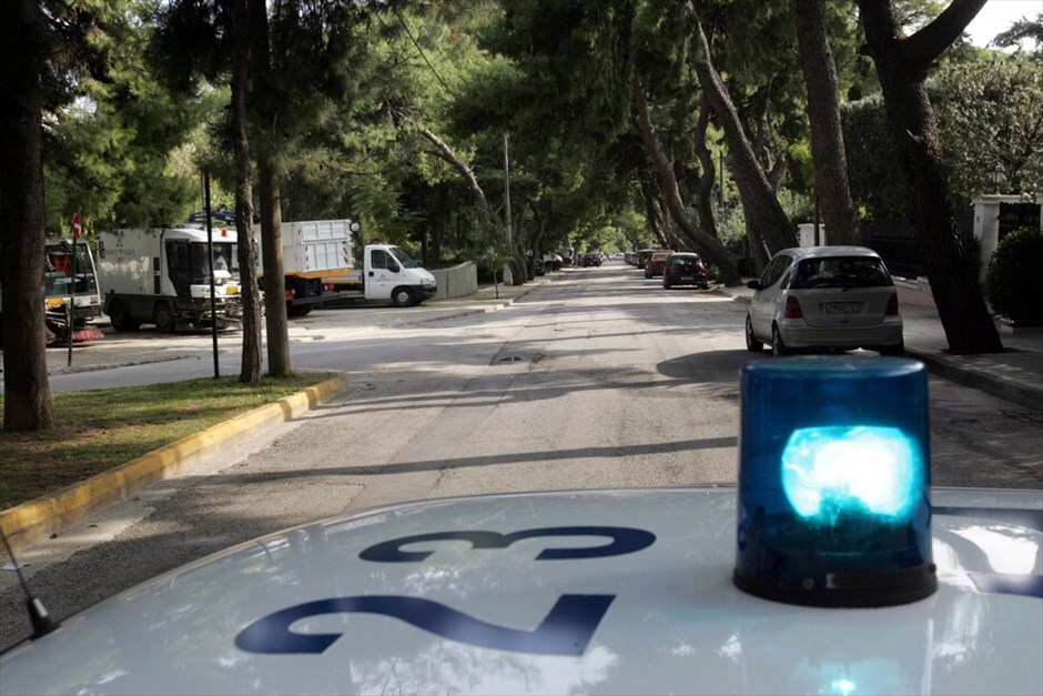 Εκρήξεις παγιδευμένων δεμάτων #23. Υποπτο δέμα εντοπίστηκε στην πρεσβεία της Βουλγαρίας, στην οδό Στρατηγού Καλλάρη 33 στο Ψυχικό. Στο σημείο έφθασαν άνδρες του τμήματος εξουδετέρωσης εκρηκτικών μηχανισμών και πραγματοποίησαν επίσης ελεγχόμενη έκρηξη.