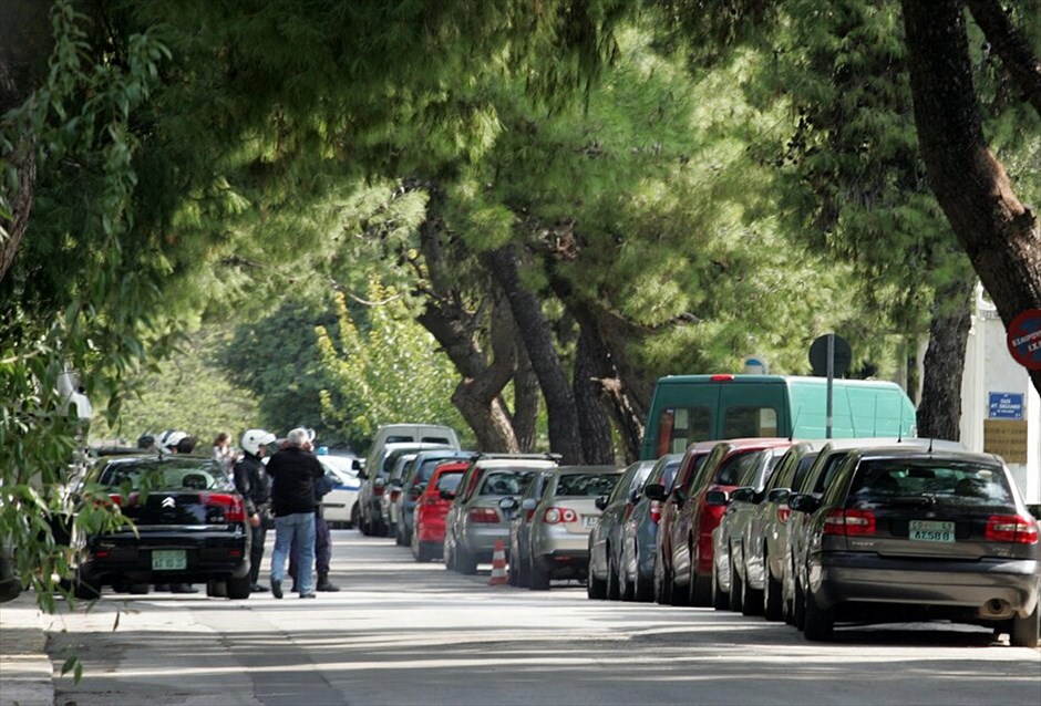 Εκρήξεις παγιδευμένων δεμάτων #24. Υποπτο δέμα εντοπίστηκε στην πρεσβεία της Βουλγαρίας, στην οδό Στρατηγού Καλλάρη 33 στο Ψυχικό. Στο σημείο έφθασαν άνδρες του τμήματος εξουδετέρωσης εκρηκτικών μηχανισμών και πραγματοποίησαν επίσης ελεγχόμενη έκρηξη.