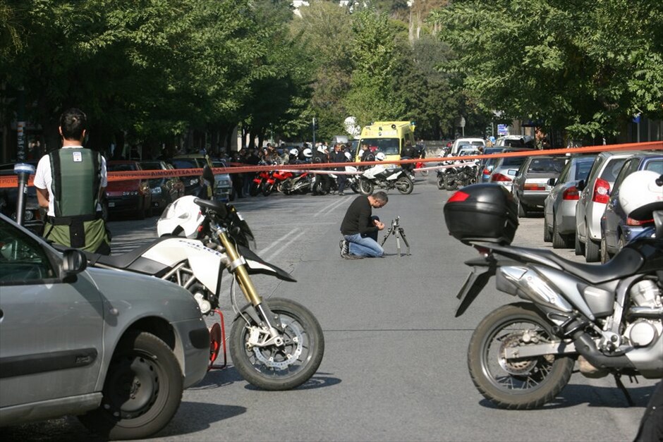 Εκρήξεις παγιδευμένων δεμάτων #28. Σχέδιο συντονισμένης τρομοκρατικής επίθεσης με παγιδευμένα δέματα φέρεται να ήρθε στο φως μετά τη μικρής ισχύος έκρηξη σε εταιρεία ταχυμεταφορών στο Παγκράτι που είχε ως αποτελέσμα τον ελαφρύ τραυματισμό του υπαλλήλου εταιρείας ταχυμεταφορών. Δύο νεαροί συνελήφθησαν ως ύποπτοι για την αποστολή του δέματος και πάνω τους βρέθηκε ένας ακόμα παγιδευμένος φάκελος, ενώ τρίτος φάκελος ανακαλύφθηκε σε εταιρεία ταχυμεταφορών στην οδό Σπύρου Μερκούρη. Και στις δύο περιπτώσεις έγιναν ελεγχόμενες εκρήξεις.