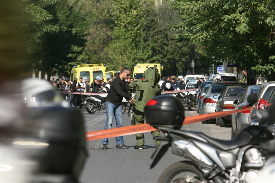 Εκρήξεις παγιδευμένων δεμάτων #37. Σχέδιο συντονισμένης τρομοκρατικής επίθεσης με παγιδευμένα δέματα φέρεται να ήρθε στο φως μετά τη μικρής ισχύος έκρηξη σε εταιρεία ταχυμεταφορών στο Παγκράτι που είχε ως αποτελέσμα τον ελαφρύ τραυματισμό του υπαλλήλου εταιρείας ταχυμεταφορών. Δύο νεαροί συνελήφθησαν ως ύποπτοι για την αποστολή του δέματος και πάνω τους βρέθηκε ένας ακόμα παγιδευμένος φάκελος, ενώ τρίτος φάκελος ανακαλύφθηκε σε εταιρεία ταχυμεταφορών στην οδό Σπύρου Μερκούρη. Και στις δύο περιπτώσεις έγιναν ελεγχόμενες εκρήξεις.