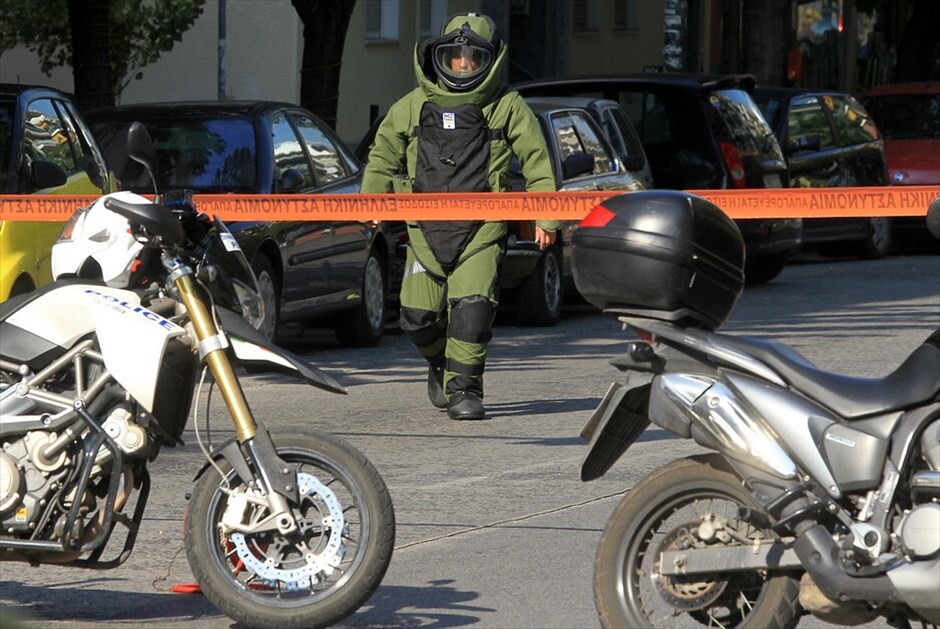 Εκρήξεις παγιδευμένων δεμάτων #40. Σχέδιο συντονισμένης τρομοκρατικής επίθεσης με παγιδευμένα δέματα φέρεται να ήρθε στο φως μετά τη μικρής ισχύος έκρηξη σε εταιρεία ταχυμεταφορών στο Παγκράτι που είχε ως αποτελέσμα τον ελαφρύ τραυματισμό του υπαλλήλου εταιρείας ταχυμεταφορών. Δύο νεαροί συνελήφθησαν ως ύποπτοι για την αποστολή του δέματος και πάνω τους βρέθηκε ένας ακόμα παγιδευμένος φάκελος, ενώ τρίτος φάκελος ανακαλύφθηκε σε εταιρεία ταχυμεταφορών στην οδό Σπύρου Μερκούρη. Και στις δύο περιπτώσεις έγιναν ελεγχόμενες εκρήξεις.