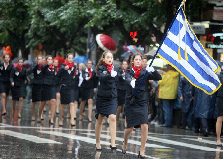 Θεσσαλονίκη: Η μαθητική παρέλαση #1. Υπό βροχή πραγματοποιήθηκε το πρωί της Τετάρτης η μαθητική παρέλαση στη Θεσσαλονίκη, ενώπιον εκπροσώπων της πολιτικής, εκκλησιαστικής και στρατιωτικής ηγεσίας. Μαθητές και μαθήτριες σχολείων της δευτεροβάθμιας εκπαίδευσης, παρήλασαν στην οδό Τσιμισκή - με αφετηρία τη Διαγώνιο και τερματισμό στην Ι. Δραγούμη.