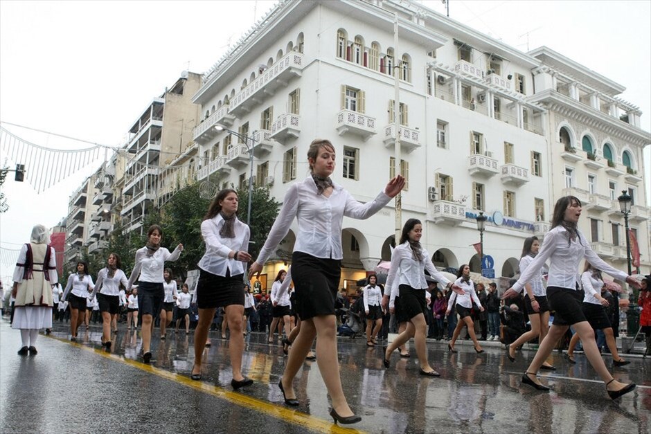 Θεσσαλονίκη: Η μαθητική παρέλαση #3. Υπό βροχή πραγματοποιήθηκε το πρωί της Τετάρτης η μαθητική παρέλαση στη Θεσσαλονίκη, ενώπιον εκπροσώπων της πολιτικής, εκκλησιαστικής και στρατιωτικής ηγεσίας. Μαθητές και μαθήτριες σχολείων της δευτεροβάθμιας εκπαίδευσης, παρήλασαν στην οδό Τσιμισκή - με αφετηρία τη Διαγώνιο και τερματισμό στην Ι. Δραγούμη.