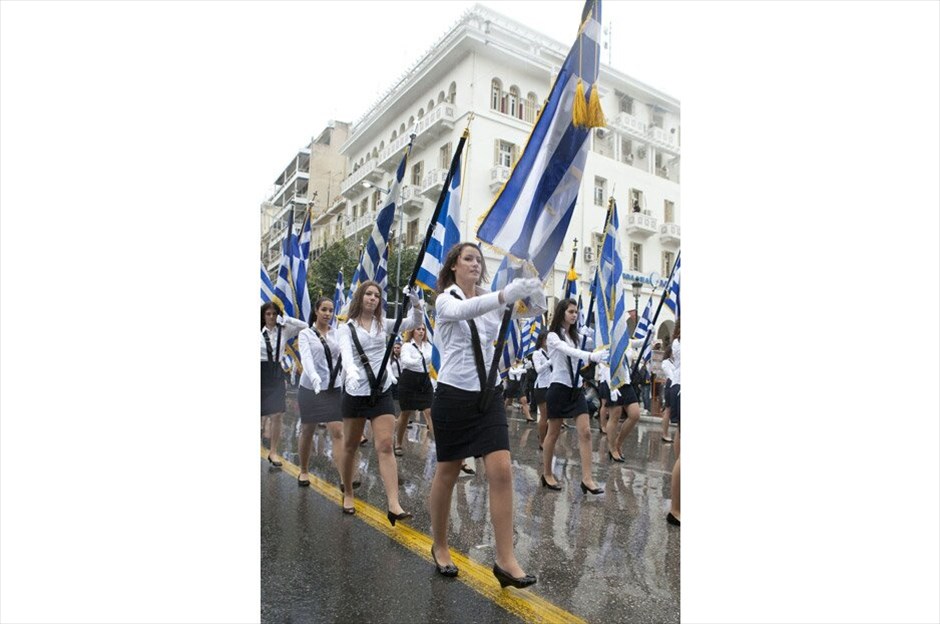 Θεσσαλονίκη: Η μαθητική παρέλαση #9. Υπό βροχή πραγματοποιήθηκε το πρωί της Τετάρτης η μαθητική παρέλαση στη Θεσσαλονίκη, ενώπιον εκπροσώπων της πολιτικής, εκκλησιαστικής και στρατιωτικής ηγεσίας. Μαθητές και μαθήτριες σχολείων της δευτεροβάθμιας εκπαίδευσης, παρήλασαν στην οδό Τσιμισκή - με αφετηρία τη Διαγώνιο και τερματισμό στην Ι. Δραγούμη. EUROKINISSI