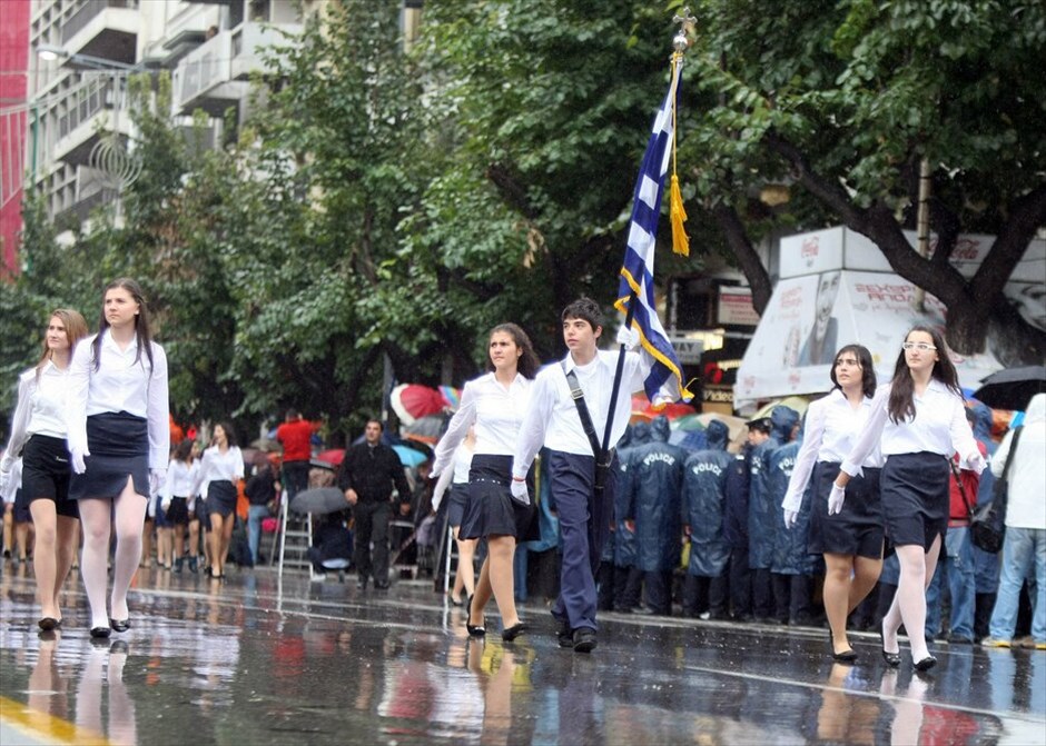 Θεσσαλονίκη: Η μαθητική παρέλαση #10. Υπό βροχή πραγματοποιήθηκε το πρωί της Τετάρτης η μαθητική παρέλαση στη Θεσσαλονίκη, ενώπιον εκπροσώπων της πολιτικής, εκκλησιαστικής και στρατιωτικής ηγεσίας. Μαθητές και μαθήτριες σχολείων της δευτεροβάθμιας εκπαίδευσης, παρήλασαν στην οδό Τσιμισκή - με αφετηρία τη Διαγώνιο και τερματισμό στην Ι. Δραγούμη. EUROKINISSI
