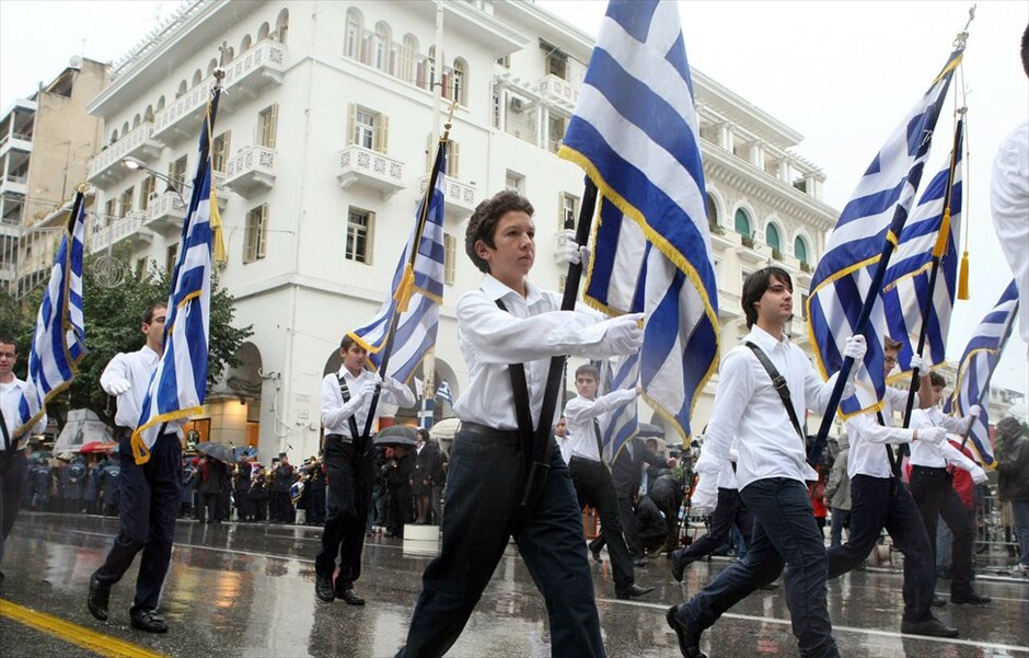 Θεσσαλονίκη: Η μαθητική παρέλαση #11. Υπό βροχή πραγματοποιήθηκε το πρωί της Τετάρτης η μαθητική παρέλαση στη Θεσσαλονίκη, ενώπιον εκπροσώπων της πολιτικής, εκκλησιαστικής και στρατιωτικής ηγεσίας. Μαθητές και μαθήτριες σχολείων της δευτεροβάθμιας εκπαίδευσης, παρήλασαν στην οδό Τσιμισκή - με αφετηρία τη Διαγώνιο και τερματισμό στην Ι. Δραγούμη.
