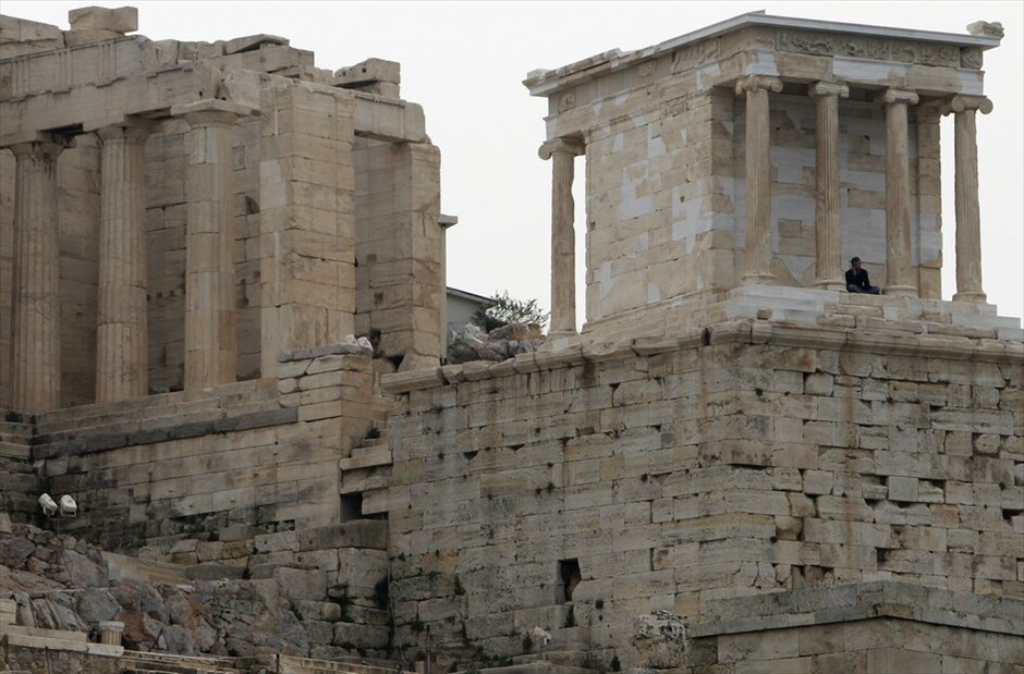 Ενταση στην Ακρόπολη #1. Στον αρχαιολογικό χώρο της Ακρόπολης εισήλθαν από πλαϊνή είσοδο οι αστυνομικές δυνάμεις, απωθώντας τους συγκεντρωμένους, καθώς και μέλη τηλεοπτικών συνεργείων. Στο σημείο δημιουργήθηκε ένταση, ενώ έγινε και χρήση χημικών προκειμένου να διαλυθούν οι διαδηλωτές που κρατούσαν από χθες αποκλεισμένη την είσοδο του αρχαιολογικού χώρου. Εγιναν και προσαγωγές συμβασιούχων.