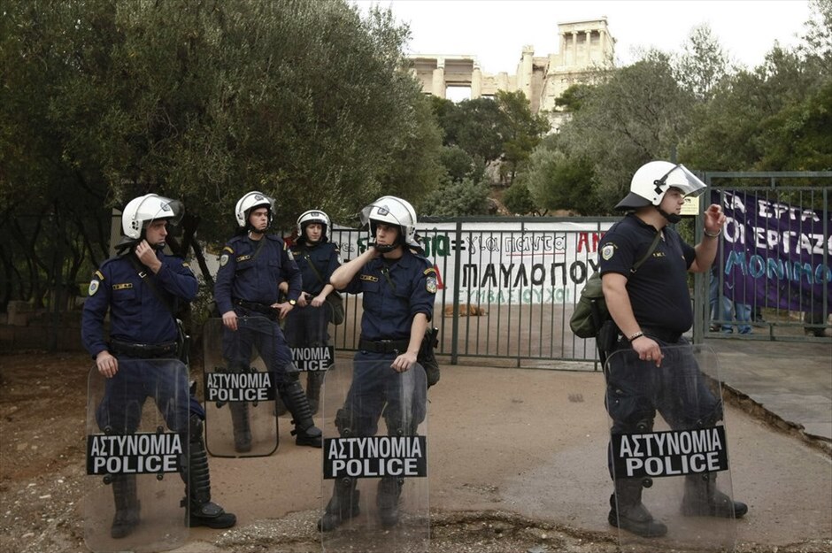 Ενταση στην Ακρόπολη #2. Στον αρχαιολογικό χώρο της Ακρόπολης εισήλθαν από πλαϊνή είσοδο οι αστυνομικές δυνάμεις, απωθώντας τους συγκεντρωμένους, καθώς και μέλη τηλεοπτικών συνεργείων. Στο σημείο δημιουργήθηκε ένταση, ενώ έγινε και χρήση χημικών προκειμένου να διαλυθούν οι διαδηλωτές που κρατούσαν από χθες αποκλεισμένη την είσοδο του αρχαιολογικού χώρου. Εγιναν και προσαγωγές συμβασιούχων.