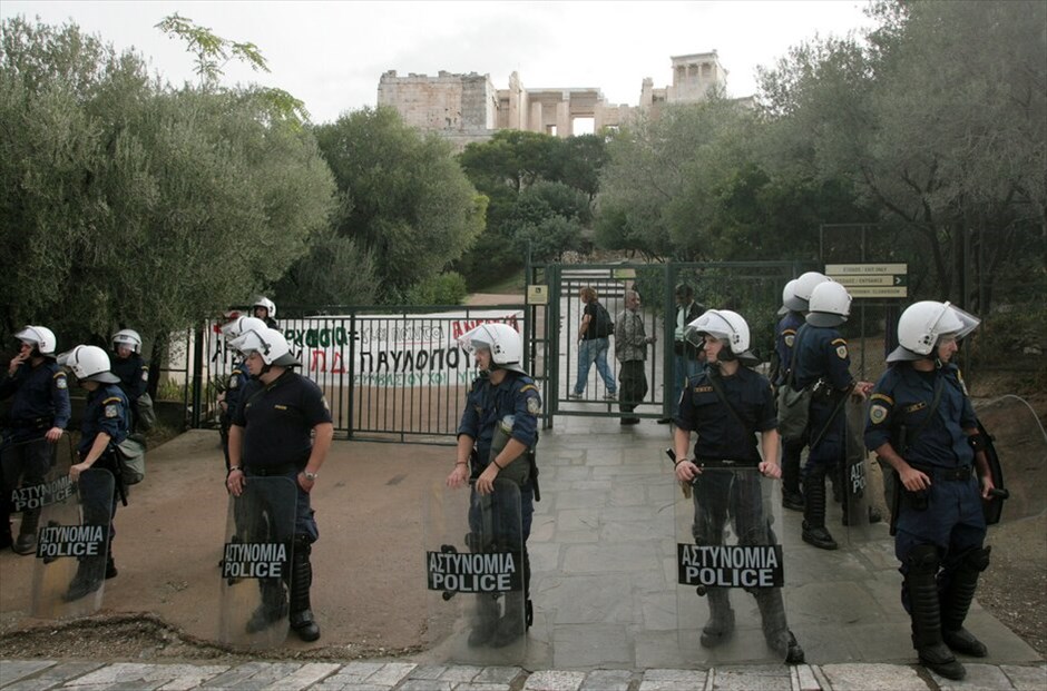 Ενταση στην Ακρόπολη #3. Στον αρχαιολογικό χώρο της Ακρόπολης εισήλθαν από πλαϊνή είσοδο οι αστυνομικές δυνάμεις, απωθώντας τους συγκεντρωμένους, καθώς και μέλη τηλεοπτικών συνεργείων. Στο σημείο δημιουργήθηκε ένταση, ενώ έγινε και χρήση χημικών προκειμένου να διαλυθούν οι διαδηλωτές που κρατούσαν από χθες αποκλεισμένη την είσοδο του αρχαιολογικού χώρου. Εγιναν και προσαγωγές συμβασιούχων. EUROKINISSSI/