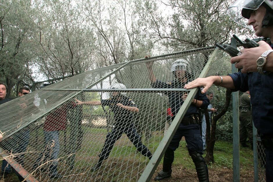 Ενταση στην Ακρόπολη #4. Στον αρχαιολογικό χώρο της Ακρόπολης εισήλθαν από πλαϊνή είσοδο οι αστυνομικές δυνάμεις, απωθώντας τους συγκεντρωμένους, καθώς και μέλη τηλεοπτικών συνεργείων. Στο σημείο δημιουργήθηκε ένταση, ενώ έγινε και χρήση χημικών προκειμένου να διαλυθούν οι διαδηλωτές που κρατούσαν από χθες αποκλεισμένη την είσοδο του αρχαιολογικού χώρου. Εγιναν και προσαγωγές συμβασιούχων. EUROKINISSI/