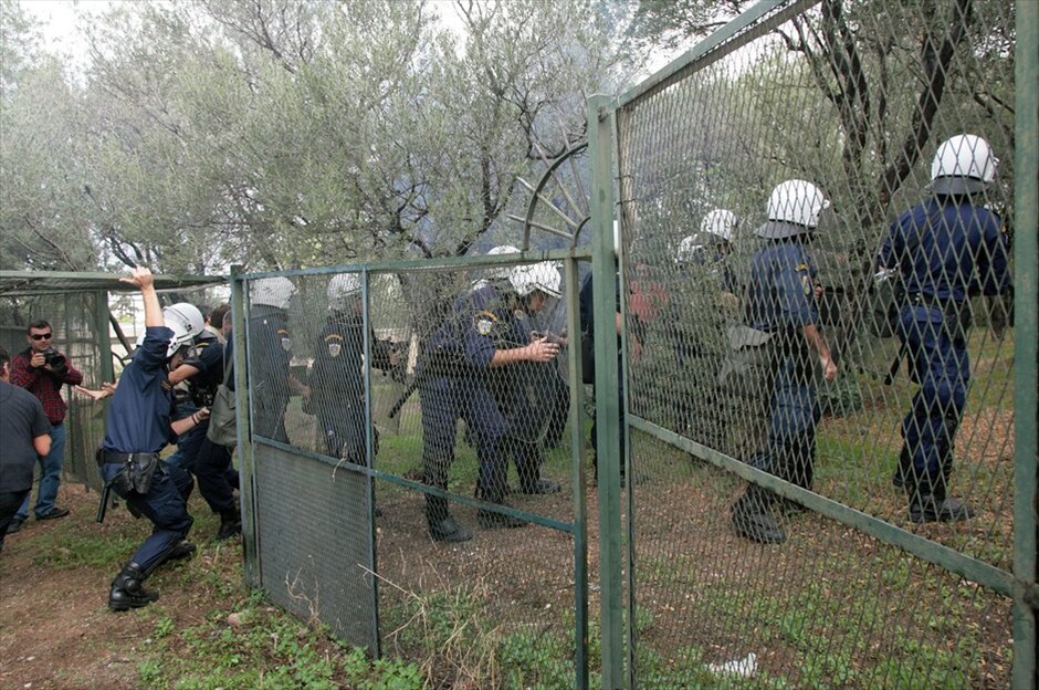 Ενταση στην Ακρόπολη #5. Στον αρχαιολογικό χώρο της Ακρόπολης εισήλθαν από πλαϊνή είσοδο οι αστυνομικές δυνάμεις, απωθώντας τους συγκεντρωμένους, καθώς και μέλη τηλεοπτικών συνεργείων. Στο σημείο δημιουργήθηκε ένταση, ενώ έγινε και χρήση χημικών προκειμένου να διαλυθούν οι διαδηλωτές που κρατούσαν από χθες αποκλεισμένη την είσοδο του αρχαιολογικού χώρου. Εγιναν και προσαγωγές συμβασιούχων. EUROKINISSI/
