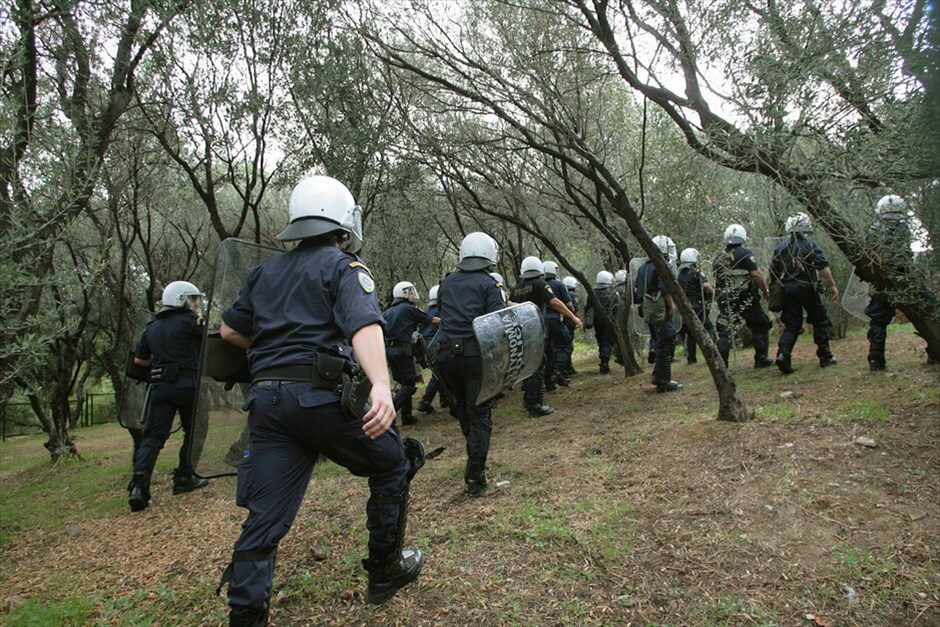 Ενταση στην Ακρόπολη #8. Στον αρχαιολογικό χώρο της Ακρόπολης εισήλθαν από πλαϊνή είσοδο οι αστυνομικές δυνάμεις, απωθώντας τους συγκεντρωμένους, καθώς και μέλη τηλεοπτικών συνεργείων. Στο σημείο δημιουργήθηκε ένταση, ενώ έγινε και χρήση χημικών προκειμένου να διαλυθούν οι διαδηλωτές που κρατούσαν από χθες αποκλεισμένη την είσοδο του αρχαιολογικού χώρου. Εγιναν και προσαγωγές συμβασιούχων. EUROKINISSI/