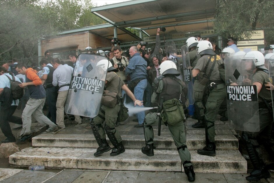 Ενταση στην Ακρόπολη #10. Στον αρχαιολογικό χώρο της Ακρόπολης εισήλθαν από πλαϊνή είσοδο οι αστυνομικές δυνάμεις, απωθώντας τους συγκεντρωμένους, καθώς και μέλη τηλεοπτικών συνεργείων. Στο σημείο δημιουργήθηκε ένταση, ενώ έγινε και χρήση χημικών προκειμένου να διαλυθούν οι διαδηλωτές που κρατούσαν από χθες αποκλεισμένη την είσοδο του αρχαιολογικού χώρου. Εγιναν και προσαγωγές συμβασιούχων. EUROKINISSI/