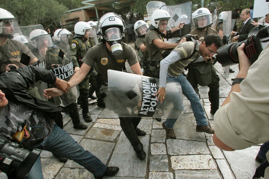Ενταση στην Ακρόπολη #12. Στον αρχαιολογικό χώρο της Ακρόπολης εισήλθαν από πλαϊνή είσοδο οι αστυνομικές δυνάμεις, απωθώντας τους συγκεντρωμένους, καθώς και μέλη τηλεοπτικών συνεργείων. Στο σημείο δημιουργήθηκε ένταση, ενώ έγινε και χρήση χημικών προκειμένου να διαλυθούν οι διαδηλωτές που κρατούσαν από χθες αποκλεισμένη την είσοδο του αρχαιολογικού χώρου. Εγιναν και προσαγωγές συμβασιούχων. EUROKINISSI/
