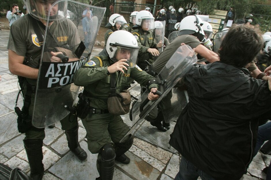 Ενταση στην Ακρόπολη #13. Στον αρχαιολογικό χώρο της Ακρόπολης εισήλθαν από πλαϊνή είσοδο οι αστυνομικές δυνάμεις, απωθώντας τους συγκεντρωμένους, καθώς και μέλη τηλεοπτικών συνεργείων. Στο σημείο δημιουργήθηκε ένταση, ενώ έγινε και χρήση χημικών προκειμένου να διαλυθούν οι διαδηλωτές που κρατούσαν από χθες αποκλεισμένη την είσοδο του αρχαιολογικού χώρου. Εγιναν και προσαγωγές συμβασιούχων. EUROKINISSI/