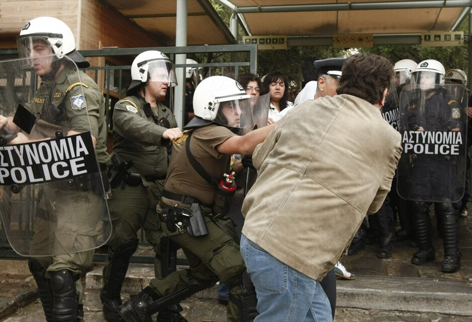 Ενταση στην Ακρόπολη #15. Στον αρχαιολογικό χώρο της Ακρόπολης εισήλθαν από πλαϊνή είσοδο οι αστυνομικές δυνάμεις, απωθώντας τους συγκεντρωμένους, καθώς και μέλη τηλεοπτικών συνεργείων. Στο σημείο δημιουργήθηκε ένταση, ενώ έγινε και χρήση χημικών προκειμένου να διαλυθούν οι διαδηλωτές που κρατούσαν από χθες αποκλεισμένη την είσοδο του αρχαιολογικού χώρου. Εγιναν και προσαγωγές συμβασιούχων.