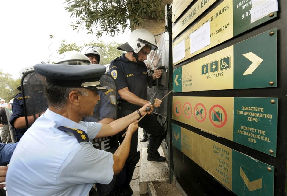 Ενταση στην Ακρόπολη #17. Στον αρχαιολογικό χώρο της Ακρόπολης εισήλθαν από πλαϊνή είσοδο οι αστυνομικές δυνάμεις, απωθώντας τους συγκεντρωμένους, καθώς και μέλη τηλεοπτικών συνεργείων. Στο σημείο δημιουργήθηκε ένταση, ενώ έγινε και χρήση χημικών προκειμένου να διαλυθούν οι διαδηλωτές που κρατούσαν από χθες αποκλεισμένη την είσοδο του αρχαιολογικού χώρου. Εγιναν και προσαγωγές συμβασιούχων. EUROKINISSI/