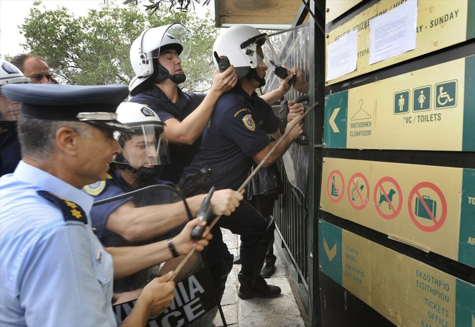 Ενταση στην Ακρόπολη #18. Στον αρχαιολογικό χώρο της Ακρόπολης εισήλθαν από πλαϊνή είσοδο οι αστυνομικές δυνάμεις, απωθώντας τους συγκεντρωμένους, καθώς και μέλη τηλεοπτικών συνεργείων. Στο σημείο δημιουργήθηκε ένταση, ενώ έγινε και χρήση χημικών προκειμένου να διαλυθούν οι διαδηλωτές που κρατούσαν από χθες αποκλεισμένη την είσοδο του αρχαιολογικού χώρου. Εγιναν και προσαγωγές συμβασιούχων. EUROKINISSI/