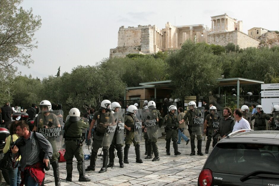 Ενταση στην Ακρόπολη #20. Στον αρχαιολογικό χώρο της Ακρόπολης εισήλθαν από πλαϊνή είσοδο οι αστυνομικές δυνάμεις, απωθώντας τους συγκεντρωμένους, καθώς και μέλη τηλεοπτικών συνεργείων. Στο σημείο δημιουργήθηκε ένταση, ενώ έγινε και χρήση χημικών προκειμένου να διαλυθούν οι διαδηλωτές που κρατούσαν από χθες αποκλεισμένη την είσοδο του αρχαιολογικού χώρου. Εγιναν και προσαγωγές συμβασιούχων. EUROKINISSSI/