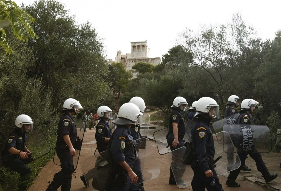 Ενταση στην Ακρόπολη #22. Στον αρχαιολογικό χώρο της Ακρόπολης εισήλθαν από πλαϊνή είσοδο οι αστυνομικές δυνάμεις, απωθώντας τους συγκεντρωμένους, καθώς και μέλη τηλεοπτικών συνεργείων. Στο σημείο δημιουργήθηκε ένταση, ενώ έγινε και χρήση χημικών προκειμένου να διαλυθούν οι διαδηλωτές που κρατούσαν από χθες αποκλεισμένη την είσοδο του αρχαιολογικού χώρου. Εγιναν και προσαγωγές συμβασιούχων.