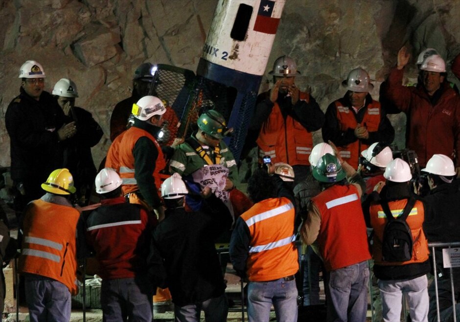 Χιλή: Ο απεγκλωβισμός καρέ-καρέ #29. Στις 12.20 (ώρα Ελλάδος) είδε το φως και ο έβδομος εκ των μεταλλωρύχων, Χοσέ Οχέδα, ο οποίος μάλιστα είναι διαβητικός.Ο Οχέδα ήταν εκείνος που έγγραψε το σημείωμα το οποίο έφτασε στην επιφάνεια 17 ημέρες μετά το ατύχημα.