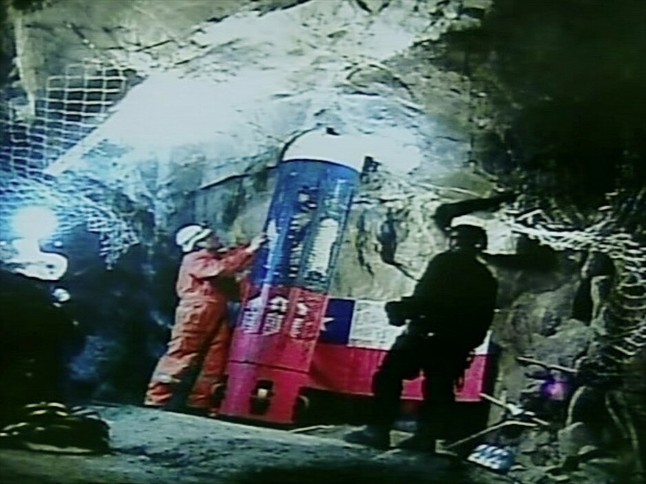 Χιλή: Ο απεγκλωβισμός καρέ-καρέ #45. Ο 44χρονος Εστεμπάν Ρόχας, ο οποίος έχει ζητήσει από τη γυναίκα του να ανανεώσουν τους γαμήλιους όρκους, είναι ο 18ος μεταλλωρύχος που διεσώθη.