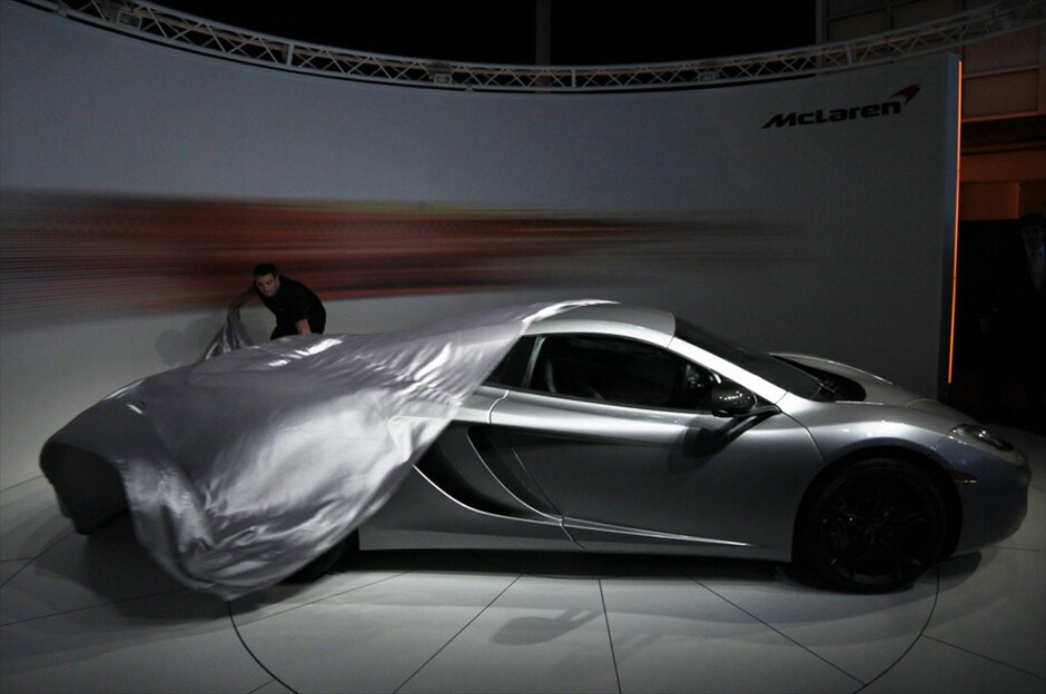 McLaren MP4-12C #1. Η McLaren Automotive παρουσίασε την Πέμπτη στη Νέα Υόρκη το νέο μοντέλο της, την MP4-12C. Αν και η οικονομική κρίση δεν αποτελεί παρελθόν η βρετανική εταιρεία τολμά να παρουσιάσει ένα αυτοκίνητο με κόστος 160.000 λιρών.-