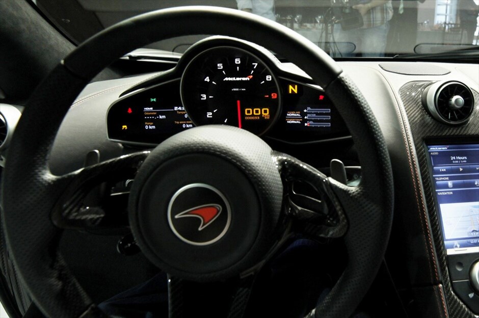McLaren MP4-12C #4. Η MP4-12C είναι αυστηρά διθέσια ενώ το εσωτερικό είναι λιτό και λειτουργικό. -