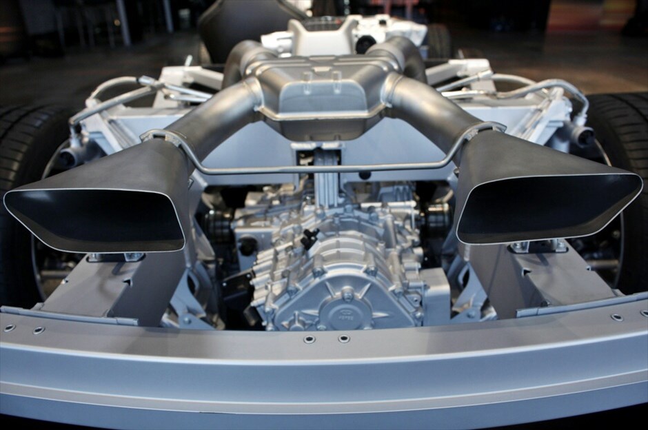 McLaren MP4-12C #7. «Ψυχή» της MP4-12C είναι ένας V8 κινητήρας 3,8 λίτρων με διπλά τούρμπο και με το 80% της διαθέσιμης ροπής του από τις 2.000σ.α.λ. Η απόδοση του συνόλου αγγίζει τα 600 άλογα και η ροπή τα 600 Nm.-