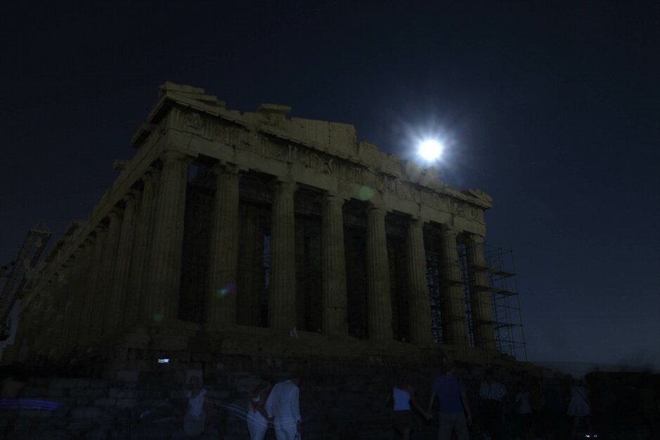 Αυγουστιάτικη πανσέληνος #2. Αυγουστιάτικη πανσέληνος από την Ακρόπολη. EUROKINISSI/