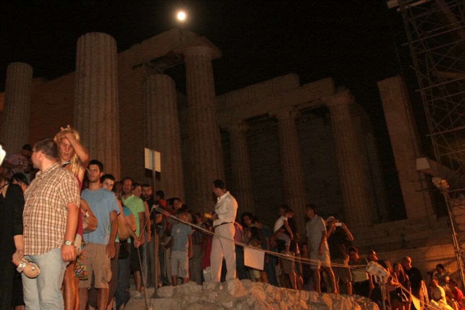 Αυγουστιάτικη πανσέληνος #8. Κόσμος ανέβηκε στην Ακρόπολη για να δει την πανσέληνο. EUROKINISSI/