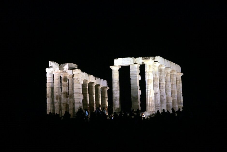 Αυγουστιάτικη πανσέληνος #15. Ανοικτός ήταν για το κοινό ο ναός του Ποσειδώνα στο Σούνιο για όσους ήθελαν να απολαύσουν την Αυγουστιάτικη πανσέληνο.