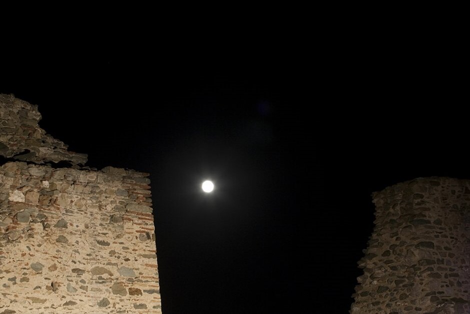 Αυγουστιάτικη πανσέληνος #19. Αυγουστιάτικη πανσέληνος στο χώρο των πρώην φυλακών «Γεντί Κουλέ» στο Επταπύργιο.
