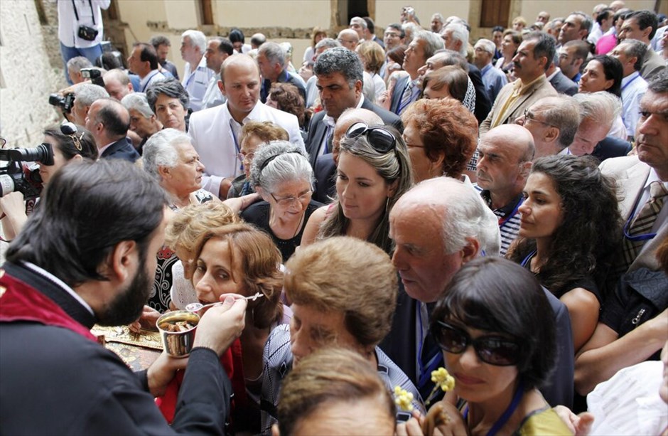 Η Κοίμηση της Θεοτόκου #10. Μόνο σε πεντακόσιους «τυχερούς», εφοδιασμένους με τις ειδικές κάρτες, επιτράπηκε να διαβούν, να μπουν στον περίβολο, να έχουν το προνόμιο της συμμετοχής στην πρώτη ιστορική πατριαρχική Θεία Λειτουργία.