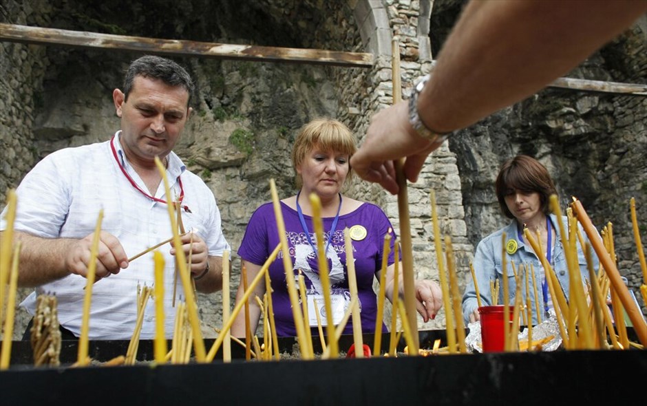 Η Κοίμηση της Θεοτόκου #11. Οι άλλες χιλιάδες που έχουν έρθει στη μονή θα παρακολουθήσουν τη Θεία Λειτουργία από γιγαντοοθόνες, έξω από το περίβολο της μονής και μετά τη Θεία Λειτουργία θα εισέλθουν κατά ομάδες στη μονή για να προσκυνήσουν.