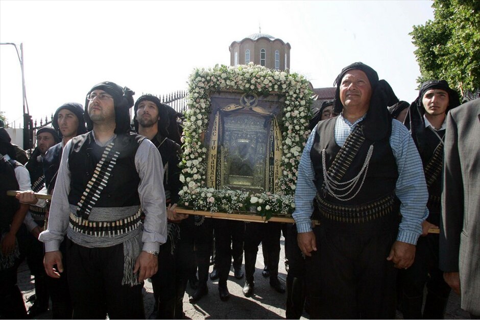 Η Κοίμηση της Θεοτόκου #19. Με την προσοχή στραμμένη στη Θεία Λειτουργία που τέλεσε ο Οικουμενικός Πατριάρχης Βαρθολομαίος στην Τραπεζούντα του Πόντου, για πρώτη φορά ύστερα από 88 χρόνια, έγινε η επίσημη δοξολογία στην ιερά μονή της Παναγίας Σουμελά, στην Καστανιά του νομού Ημαθίας, και ακολούθησε περιφορά της εικόνας της Παναγίας. EUROKINISSI/ΜΟΤΙΟΝΤΕΑΜ/ΓΙΑΝΝΗΣ ΜΩΥΣΙΑΔΗΣ