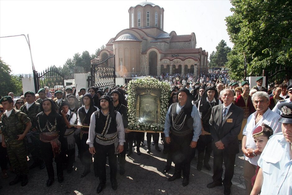 Η Κοίμηση της Θεοτόκου #20. Με την προσοχή στραμμένη στη Θεία Λειτουργία που τέλεσε ο Οικουμενικός Πατριάρχης Βαρθολομαίος στην Τραπεζούντα του Πόντου, για πρώτη φορά ύστερα από 88 χρόνια, έγινε η επίσημη δοξολογία στην ιερά μονή της Παναγίας Σουμελά, στην Καστανιά του νομού Ημαθίας, και ακολούθησε περιφορά της εικόνας της Παναγίας.