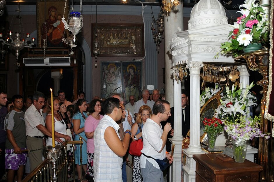 Η Κοίμηση της Θεοτόκου #23. Κόσμος συρρέει για να προσκυνήσει την Παναγία της Τήνου. ΑΠΕ-ΜΠΕ/ΧΑΡΗΣ ΛΑΣΚΑΡΗΣ