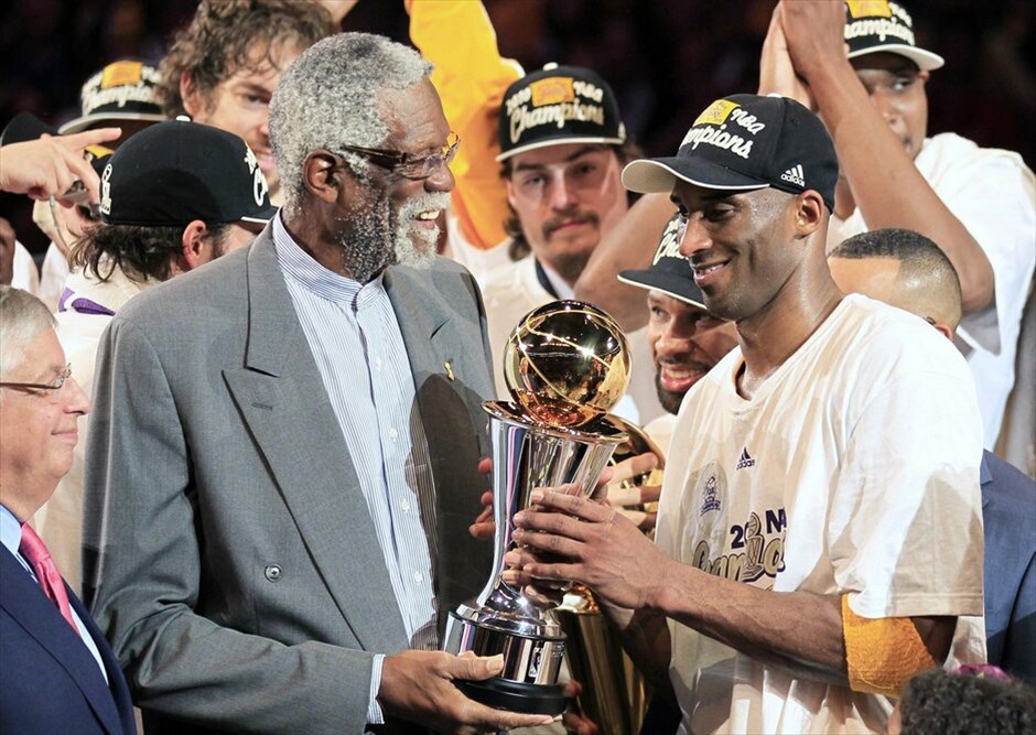 NBA: Πρωταθλητές οι Λέικερς #3. O Κόμπε Μπράιντ δέχεται τον βραβείο του MVP του αγώνα από τον Κέβιν Ράσελ.