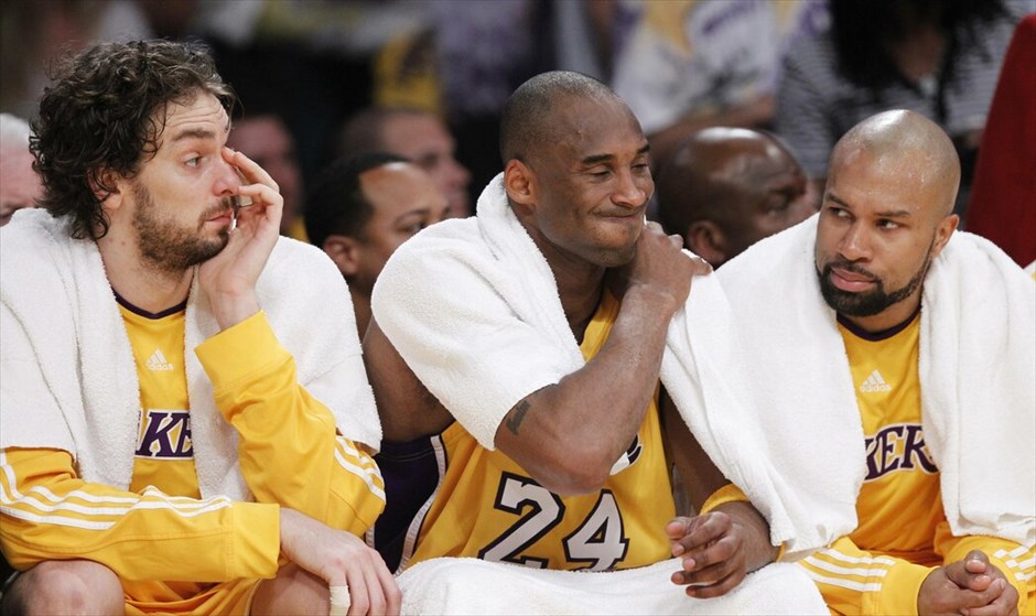 NBA: Πρωταθλητές οι Λέικερς #16. Aπό αριστερά: Πάου Γκασόλ, Κόμπε Μπράιντ και Ντέρεκ Φίσερ παρακολουθούν τον αγώνα.