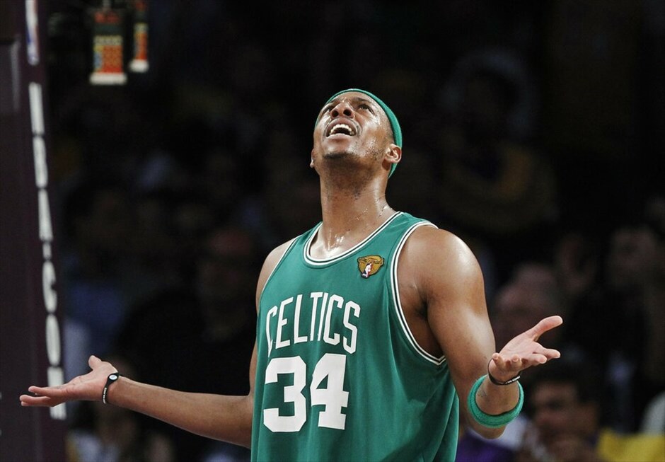 NBA: Πρωταθλητές οι Λέικερς #23. O Πωλ Πιρς αντιδρά σε σφύριγμα φάουλ.