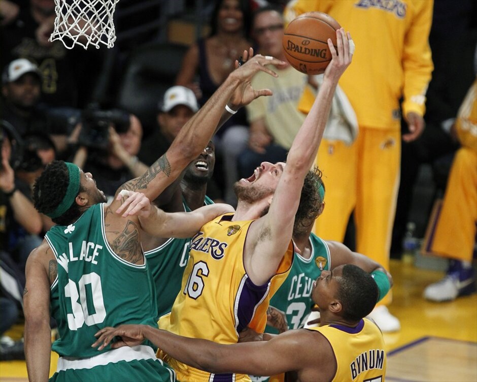 NBA: Πρωταθλητές οι Λέικερς #27. Ο Γκασόλ ιδίως στην τελευταία περίοδο ήταν κυρίαρχος στις μάχες στον αέρα.