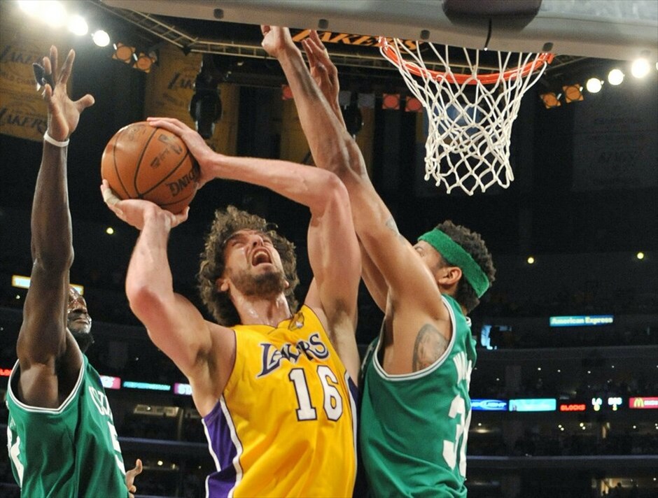 NBA: Πρωταθλητές οι Λέικερς #28. Ο Γκασόλ ιδίως στην τελευταία περίοδο ήταν κυρίαρχος στις μάχες στον αέρα.