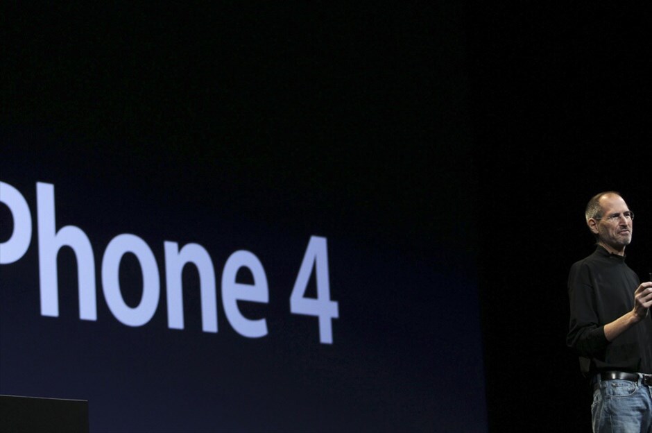 iPhone 4: Ολα αλλάζουν. Ξανά! #1. Η Apple παρουσίασε τη Δευτέρα το ανανεωμένο iPhone. Η αμερικανική εταιρεία θα προσπαθήσει να μείνει ένα βήμα μπροστά από την ανταγωνίστρια της Google προωθώντας τη συσκευή στις αγορές πιο γρήγορα από κάθε άλλη φορά. |Φωτογραφίες: ROBERT GALRAITH -