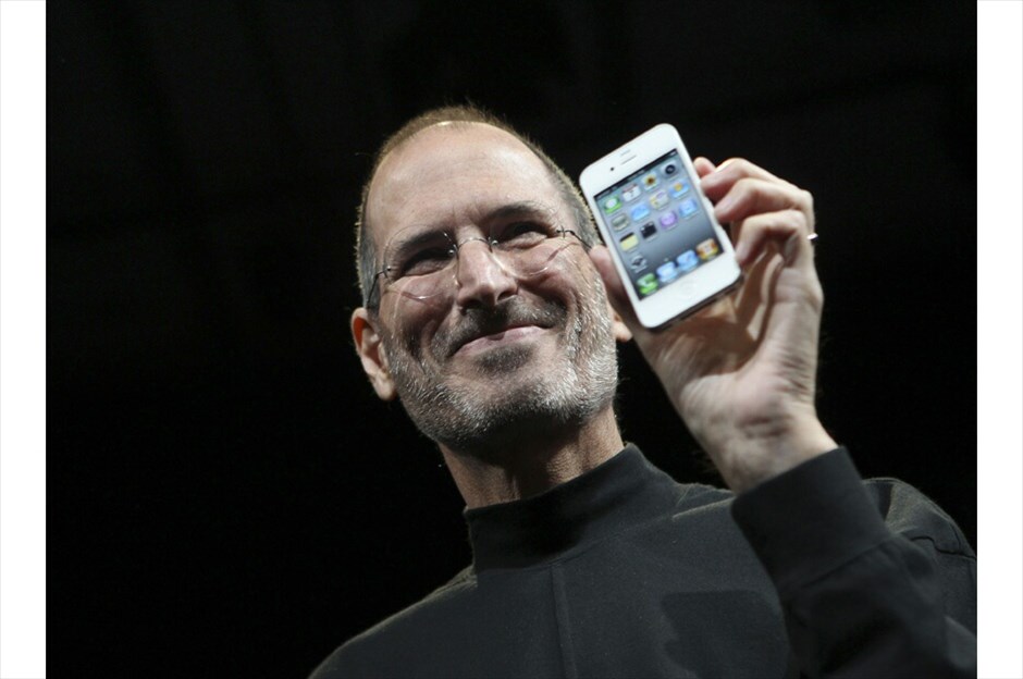 iPhone 4: Ολα αλλάζουν. Ξανά! #2. Ο CEO της Apple, Steve Jobs, παρουσίασε το iPhone 4 των $ 199, που είναι κατά ¼ λεπτότερο από το 3GS, ενώ έχει οθόνη με καλύτερη ανάλυση, βελτιωμένη μπαταρία, δυνατότητα video-κλήσης και ενσωματωμένο γυροσκόπιο για τα παιχνίδια. |Φωτογραφίες: ROBERT GALRAITH -