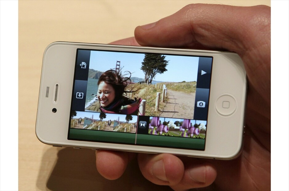 iPhone 4: Ολα αλλάζουν. Ξανά! #6. Η οθόνη Retina έχει ανάλυση 960 x 640 pixel -4 φορές μεγαλύτερη από του 3GS-. Η εντυπωσιακή ανάλυση των 326 pixel ανά ίντσα (κάθε pixel έχει μέγεθος 78 μικρόμετρα), είναι τόσο «πυκνή» που το ανθρώπινο μάτι είναι δύσκολο να διακρίνει το κάθε pixel ξεχωριστά. |Φωτογραφίες: ROBERT GALRAITH -