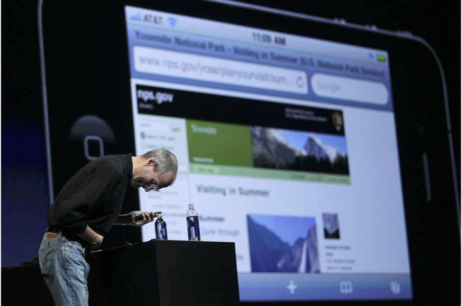 iPhone 4: Ολα αλλάζουν. Ξανά! #10. …ευχαριστεί το κοινό που έκλεισε το WiFi στις συσκευές του. Πάνω από 500 συσκευές ήταν συνδεδεμένες με το τοπικό δίκτυο την ώρα της παρουσίασης. |Φωτογραφίες: ROBERT GALRAITH -