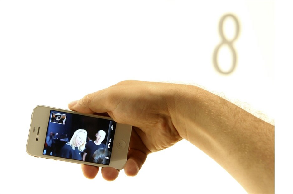 iPhone 4: Ολα αλλάζουν. Ξανά! #14. Κάθε iPhone 4 περιλαμβάνει ενσωματωμένο γυροσκόπιο τριών αξόνων που σε συνδυασμό με το επιταχυνσιόμετρο έξι αξόνων το κάνουν ιδανική πλατφόρμα για παιχνίδια. Οι προγραμματιστές θα μπορούν να χρησιμοποιούν το CoreMotion API για να «γράψουν» εφαρμογές που εκμεταλλεύονται τις νέες δυνατότητες κίνησης. |Φωτογραφίες: ROBERT GALRAITH -