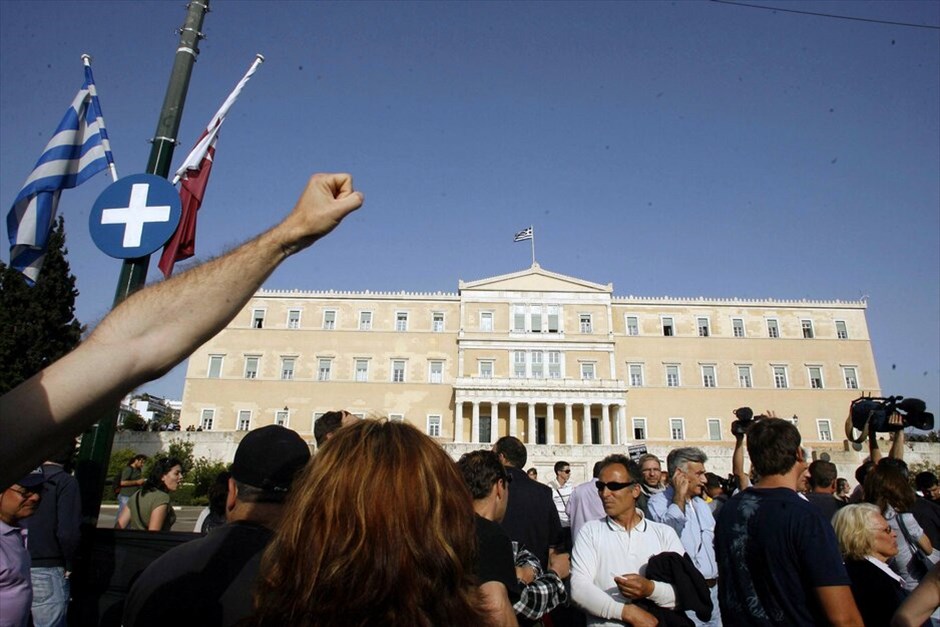 Συγκεντρώσεις στο κέντρο της Αθήνας από ΓΣΕΕ, ΑΔΕΔΥ και ΠΑΜΕ #1. Συγκέντρωση διαμαρτυρίας και πορεία για τα νέα οικονομικά μέτρα πραγματοποίησαν σήμερα το απόγευμα στο κέντρο της Αθήνας η ΓΣΕΕ και η ΑΔΕΔΥ. ΑΠΕ-ΜΠΕ/ΜΑΡΓΑΡΙΤΑ ΚΙΑΟΥ